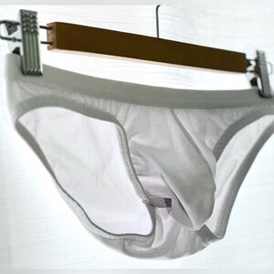 N2N white briefs